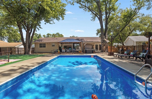 T's Luxury Pool, Hot Tub, Home Theater & Arcade House Prime - St. Louis Airport