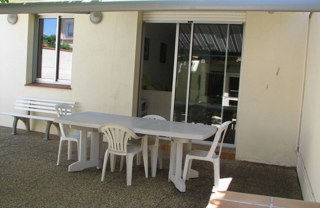 T2 apartment 38m2 courtyard 67m2 150m from the seafront