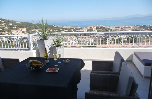T2 d'exception 56 m2 grand standing, 4 pers, new, terrace 26m2 full sea view.