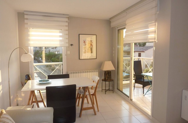 T2, luxury, 52m2, HYPERCENTRE SANARY, parking, air conditioning, wifi, quiet, unobstructed view.