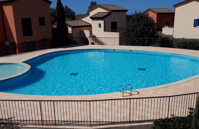 T3 duplex 10 minutes from the beach. Clim/pool. Shops nearby.