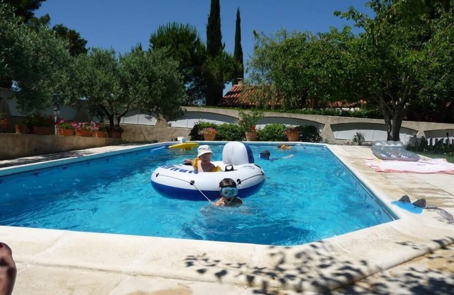 T3 with swimming pool between AIX and the blue COAST