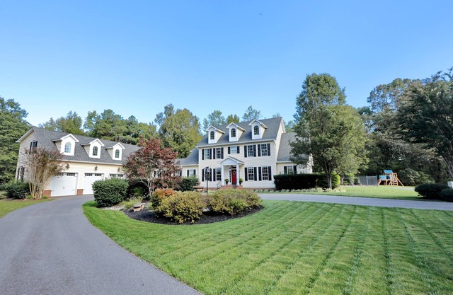 t32-Acre Retreat , Pool, Hot Tub, Theatre, Fire Pit, Games + Holiday Lights