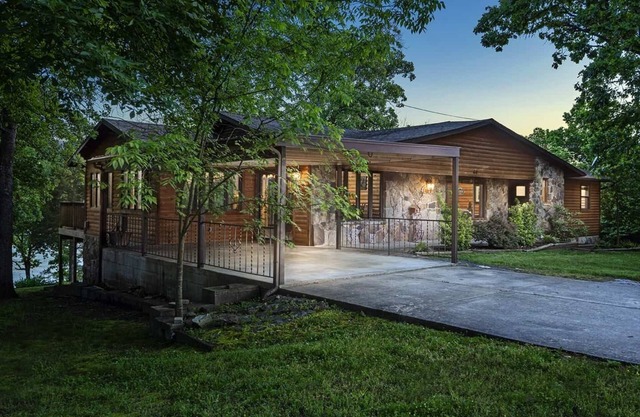 Table Rock Lodge - True Lake Front with Dock on 2 Acres