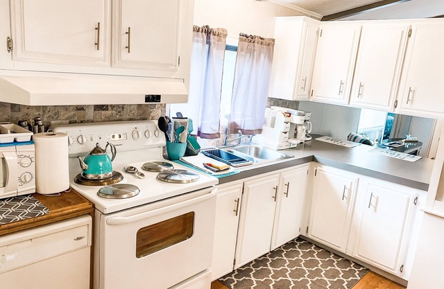 Tacoma Hidden Gem 1Bed/1bath w/ Kitchen and Laundry