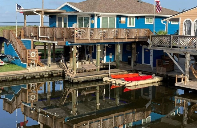 Tahiti Sunset, a 3BR, 2.5b canal home, spectacular sunset views