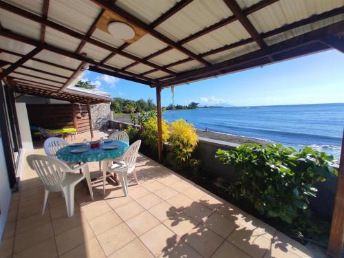 Tahiti Taharaa Beach Bungalow 