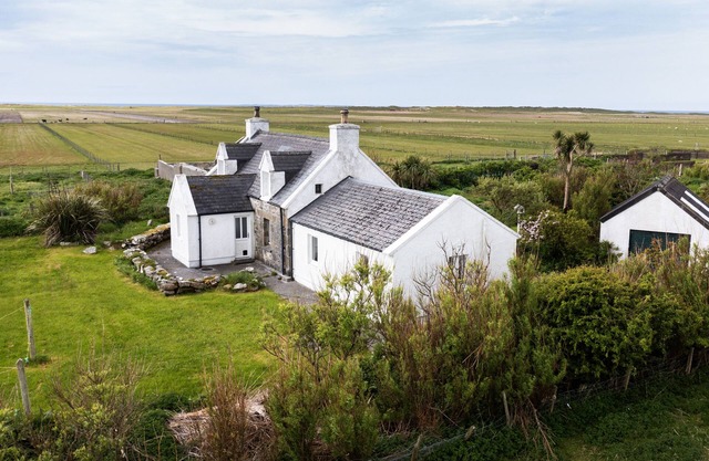 TAIGH PHINC, pet friendly, with a garden in Lochmaddy, North Uist