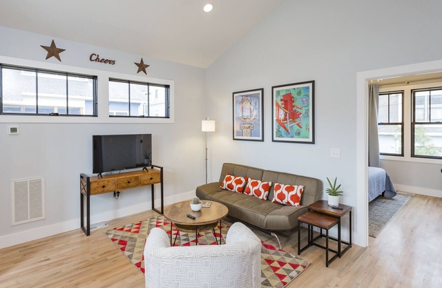 Take a Short Scenic Stroll to Five Points! WiFi, AC, Parking, TV