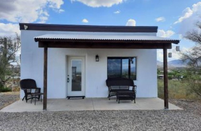 Take it easy at this unique and tranquil casita. Wonderful skyline city views.