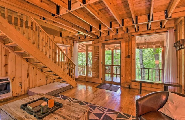Talking Rock Creek Cabin - 1.2acres with beautiful creek running through it.