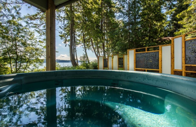 Tall Cedars Beach House - Oceanfront with hot tub