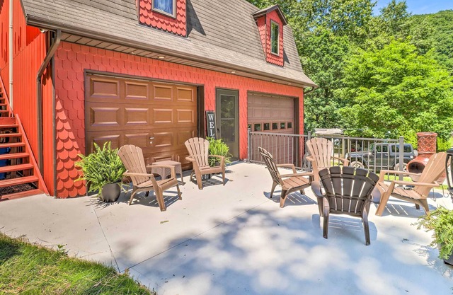 Tamaqua Apartment w/ Fire Pit & Gas Grill!