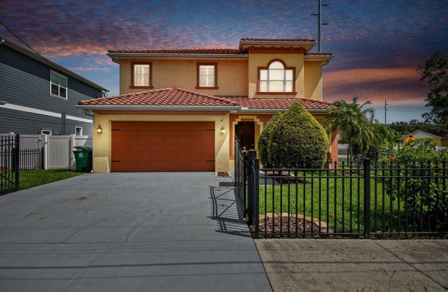 Tampa "Good Times" Home+GameRoom, Sleeps 12, 4br/3.5bth, Great Location/Backyard