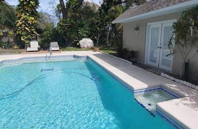 Tampa Pool house with full bathroom, a kitchenette, near most local activities