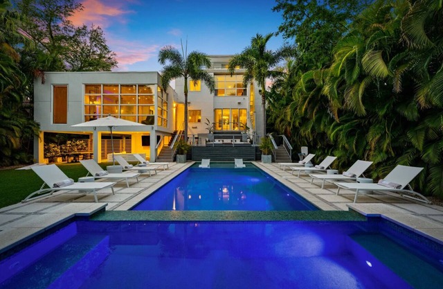 Tampa's #1 Rated Private 1 Acre Luxury Estate- Stunning Pool Spa-Best Location!