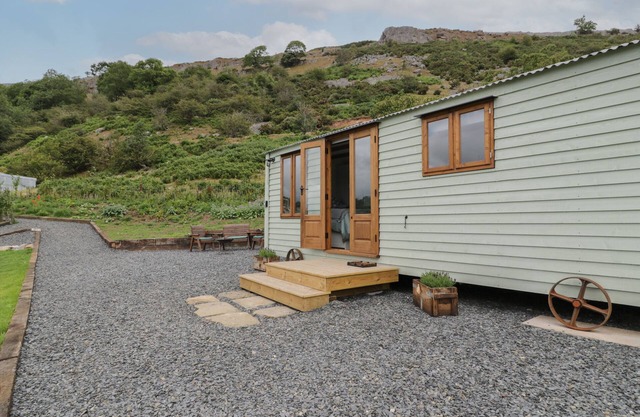 TAN Y CASTELL SHEPHERDS HUT, romantic, with a garden in Llangollen