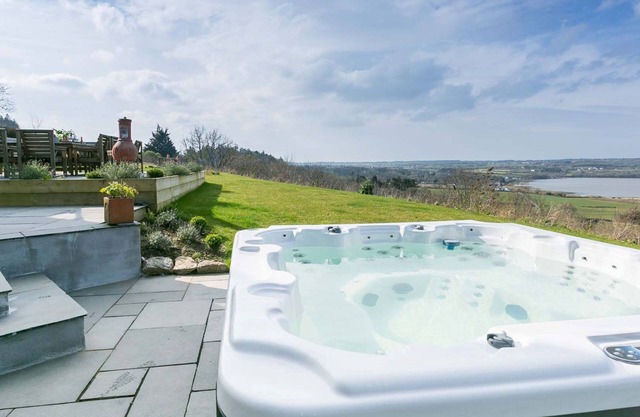 Tan y Fron - a hot tub that sleeps 14 guests in 7 bedrooms