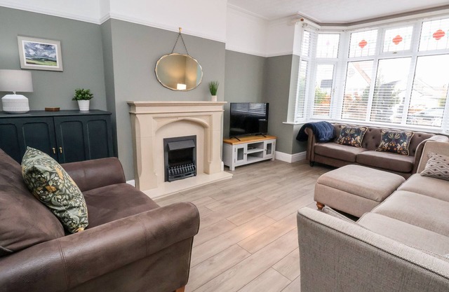 TAN Y FRON, pet friendly, country holiday cottage in Penrhyn Bay