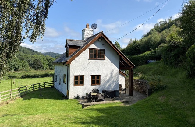TAN Y GARTH COTTAGE, pet friendly, with open fire in Llangollen