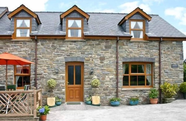 TANGAER COTTAGE, pet friendly, luxury holiday cottage in Lampeter