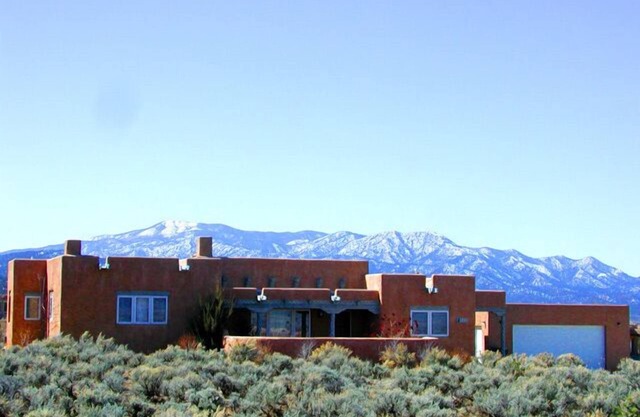 Taos House - 360 degree mountain/town views - patio - private - hot tub