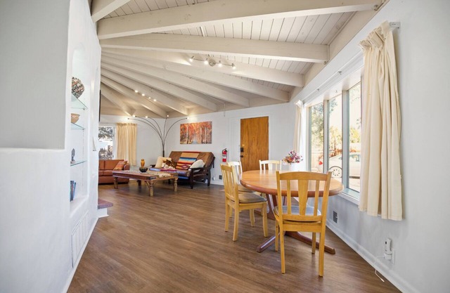 Taos Pine Home - A/C - HotTub - Entire House - Private Courtyard