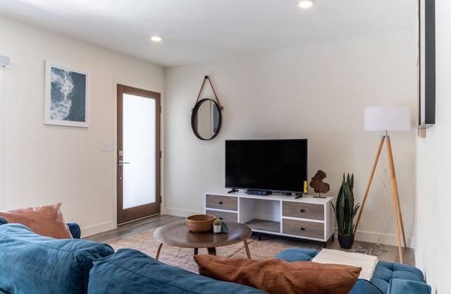 Tasteful Redondo Beach 2BR, walk to Shops & Restaurants, by Bluueground