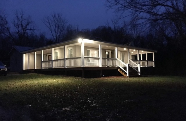 Tastefully decorated French Country Cottage on a horse farm with RV/Boat hookup