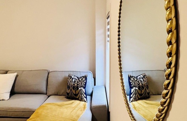 Tastefully furnished brand new 4bedrooms, 3.5 baths guesthouse (Fresh & Clean)