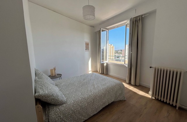 Tastefully renovated apartment close to sea, town and amenities!