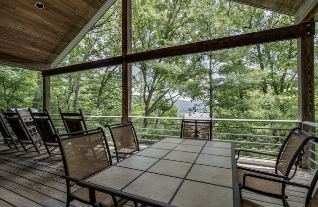 Tater Knob Treehouse - Amazing Lake Views!