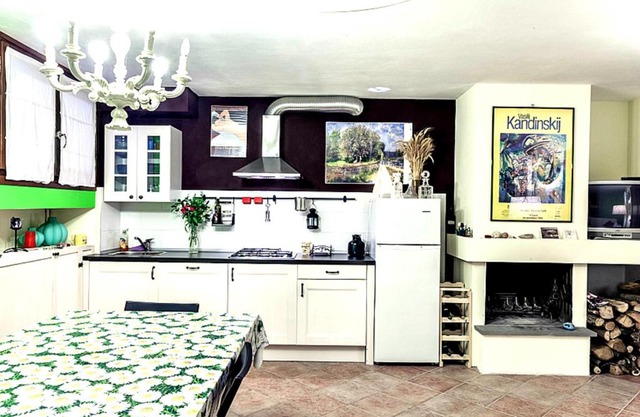 Tavernetta con camino in collina