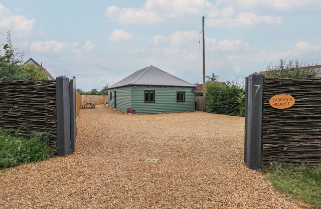 TAWNY'S ROOST, pet friendly, with a garden in Snettisham