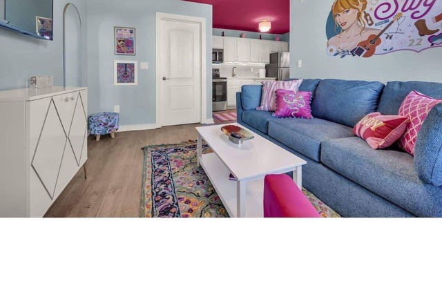 Taylor Swift Themed Apartment!