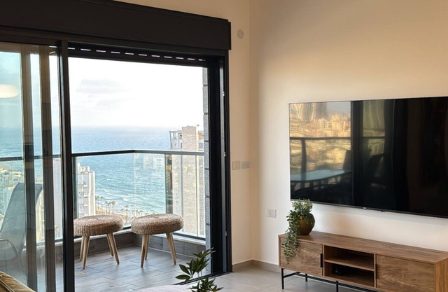 tBat Yam Beachfront Apartment – 10 Min from Tel Aviv - 3 bedroom