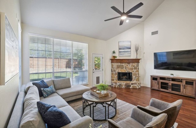 TCH - Cozy 4bd/2.5ba home in Lantana w/workspace