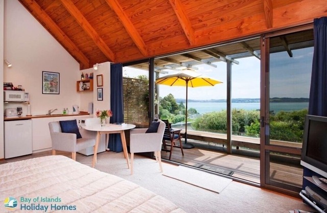 Te Manaaki Cottage - A private and quiet Russell villa for two.