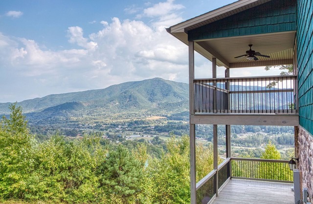 Teaberry Vista - Indescribable view, spacious retreat, 6 minutes to GSMNP