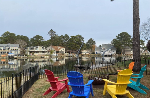 Teal Bay Getaway- Waterfront, 2 Masters, Pet Friendly, 5+ Bedrooms, Sleeps 17+