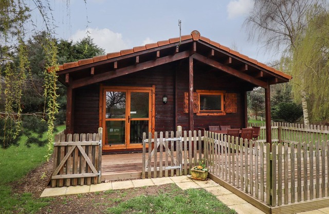 TEAL LODGE, pet friendly, with a garden in Bardney