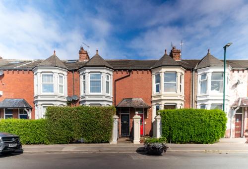 Teesside House - Sleeps up to 10
