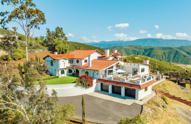 Temecula Vineyard View Mansion-AMAZING VIEWS, Pool/Hot Tub, 10 Acres, Mini Golf