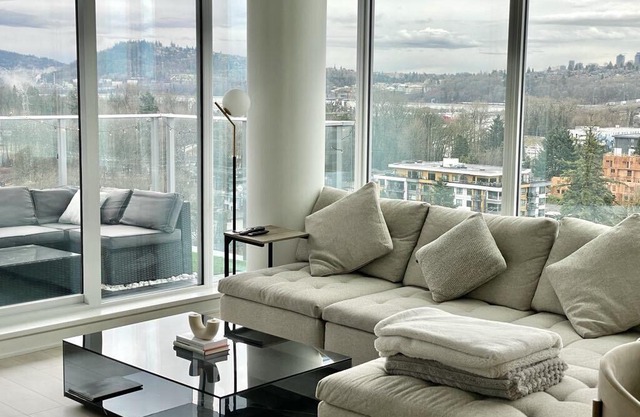Tempurpedic King Bed Luxury Residence/Panoramic Views/Patio/EV Parking/Gym/Sauna