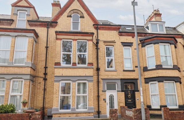 TENNYSON GRANGE, pet friendly, with hot tub in Bridlington