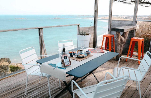 Terrace facing the ocean for 4 people