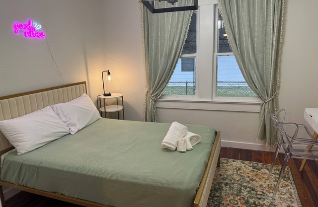 Terrific 3-bedroom 2 bedroom house in sunny Tampa near Busch Gardens and the Zoo