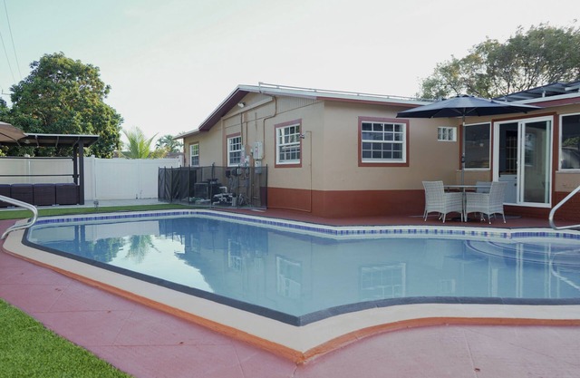 Terrific 4-bedroom house with AC in Deerfield Beach