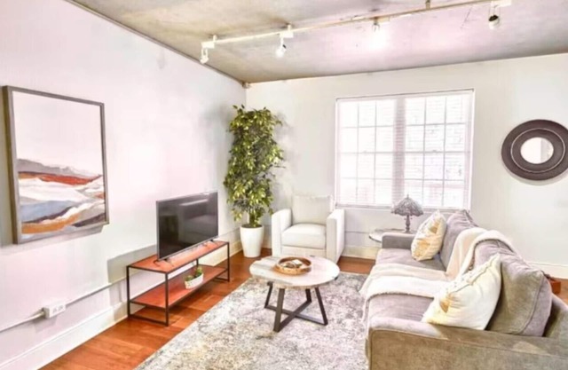 Terrific Dallas Location! 2BR w/Wi-Fi & A/C – Knight 205