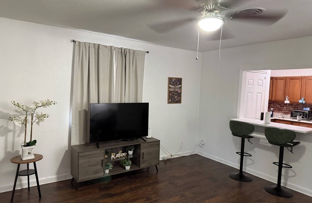 Terrific duplex with 5 minutes away from Riverside, close to all.